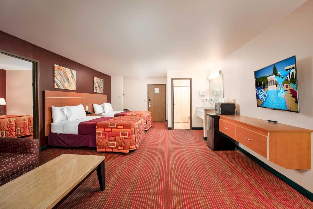 Grand Marquis Waterpark & 3*