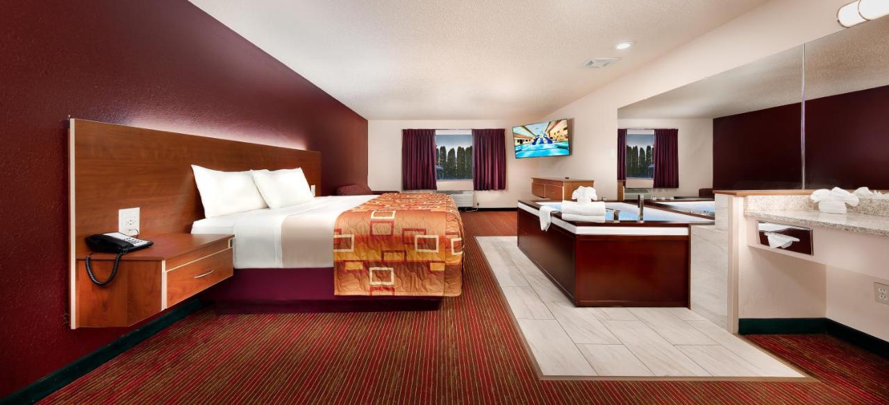 Grand Marquis Waterpark & 3* Lake Delton