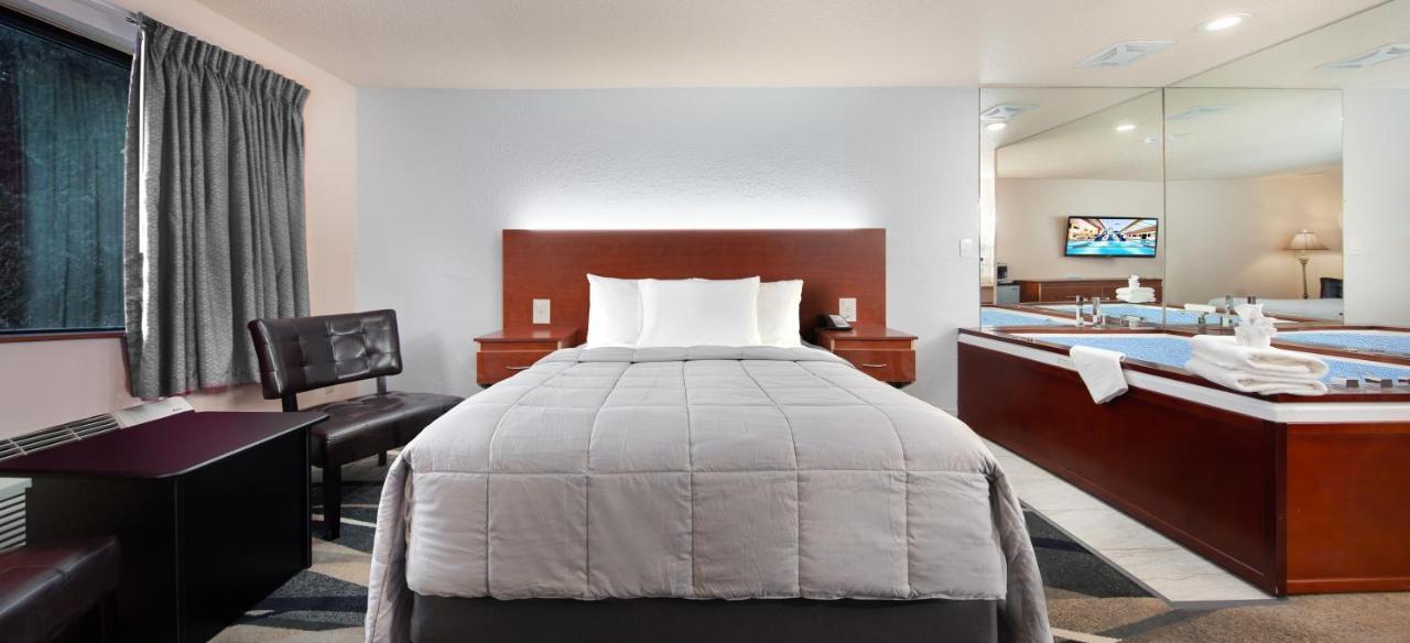 Grand Marquis Waterpark & 3* Lake Delton