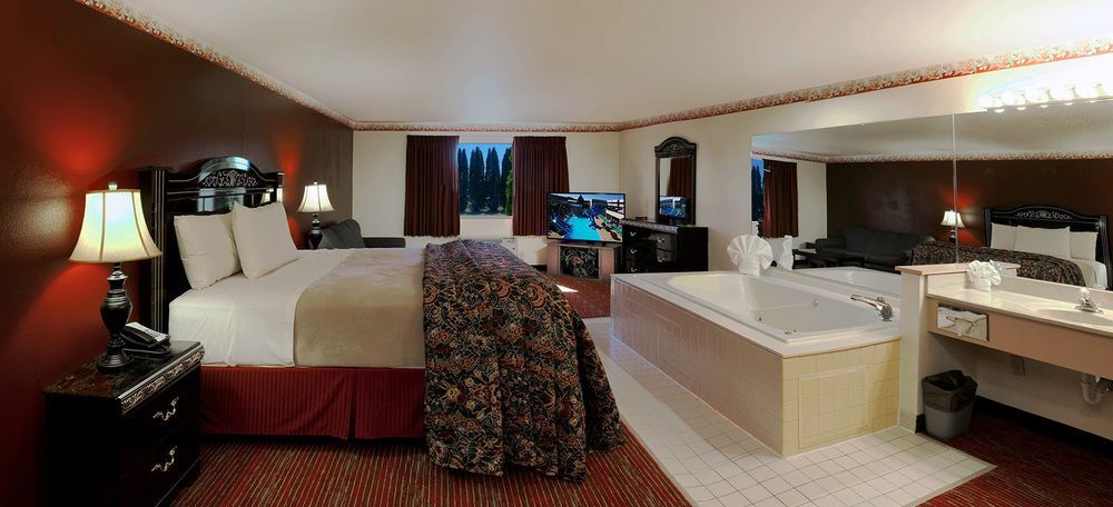 Grand Marquis Waterpark & Hotel Lake Delton